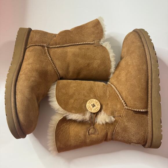 UGG AUSTRALIA Classic Bailey Button Boots Tan Brown 8 - Picture 4 of 9